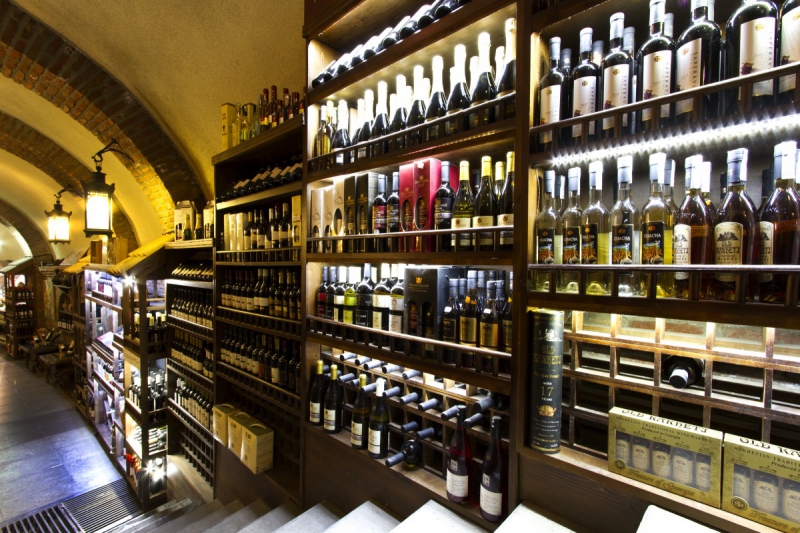 ecommerce-SIX FOURS LES PLAGES-min_world_street_travel_shop_canon_georgia_wine_bottles-429767